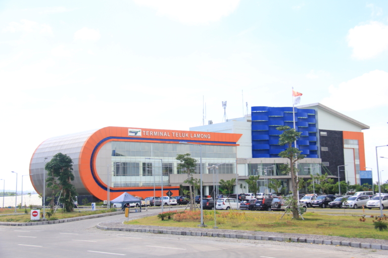 gedung utama terminal teluk lamong surabaya
