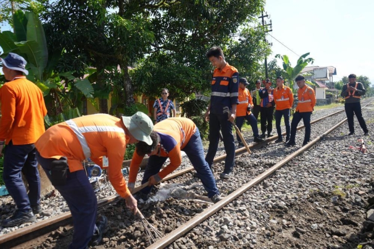 sejumlah pekerja melakukan penutupan perlintasan liar yang ada di wilayah kabupaten padang pariaman sumatra barat. dok humas 1779292684