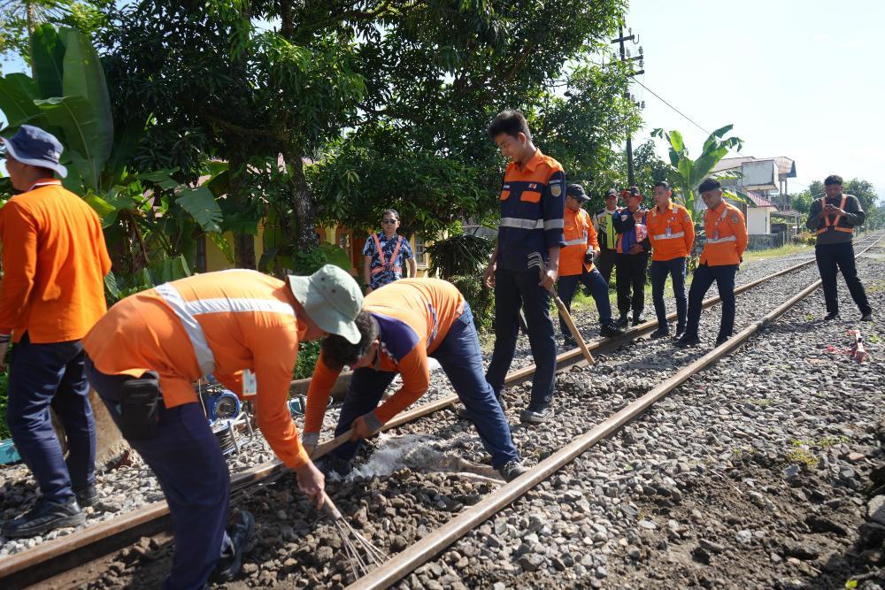sejumlah pekerja melakukan penutupan perlintasan liar yang ada di wilayah kabupaten padang pariaman sumatra barat. dok humas 1779292684